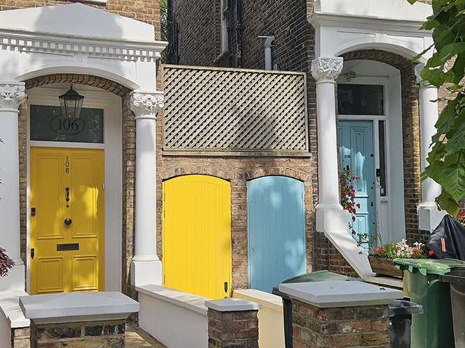 hampstead walks blue and yellow door behind hampstead heath 667 x 500